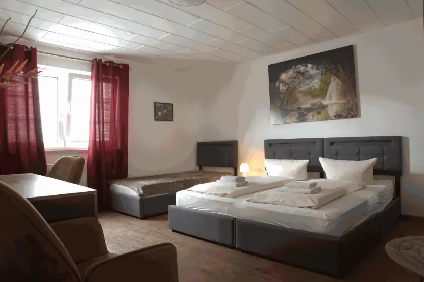 große Doppelzimmer Schlosshof Dolgesheim