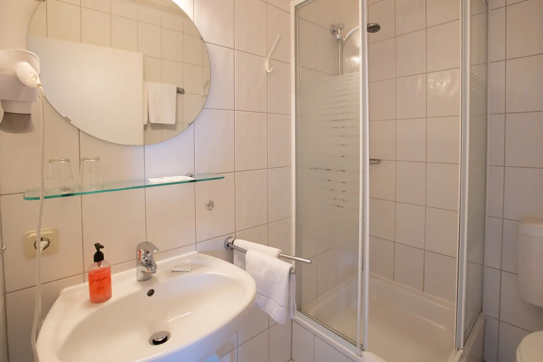 Dusche im Budget Doppelzimmer Schlosshof Dolgesheim