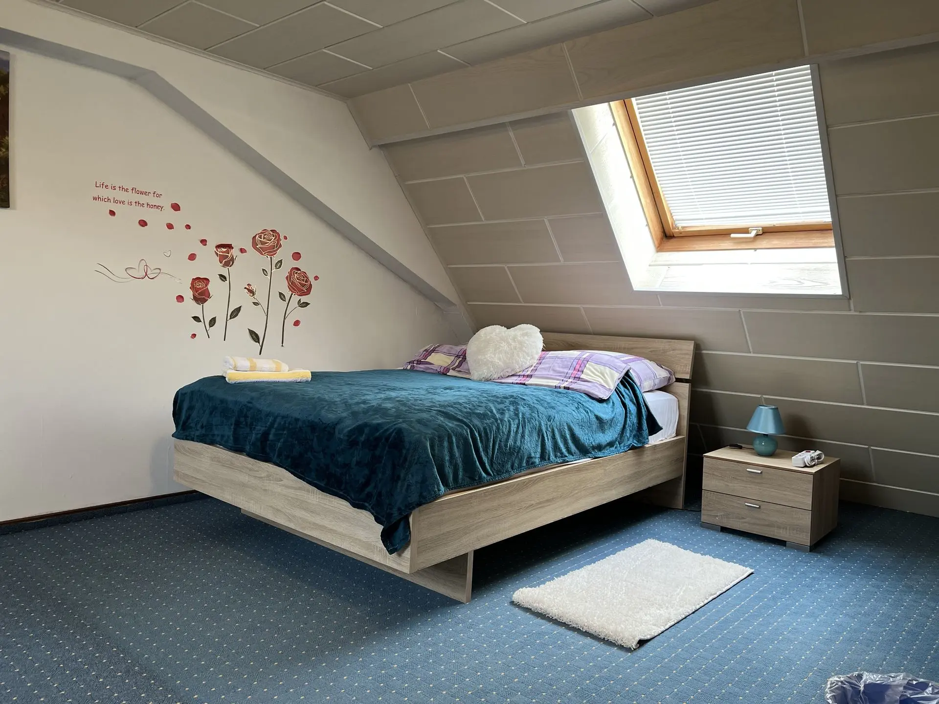 großes Bett Ferienappartements Hotel Schlosshof